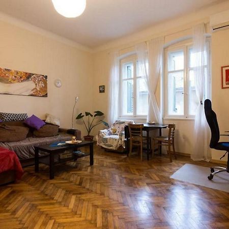 Central, Fully Equipped 2 Bedroom Flat غييكا المظهر الخارجي الصورة