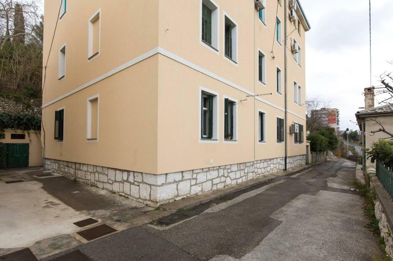 Central, Fully Equipped 2 Bedroom Flat غييكا المظهر الخارجي الصورة