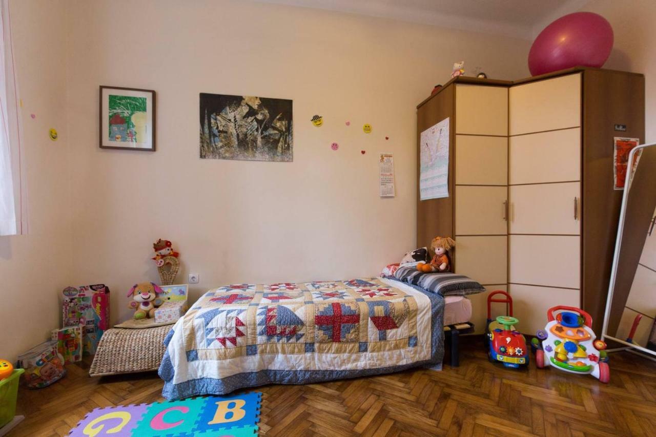 Central, Fully Equipped 2 Bedroom Flat غييكا المظهر الخارجي الصورة