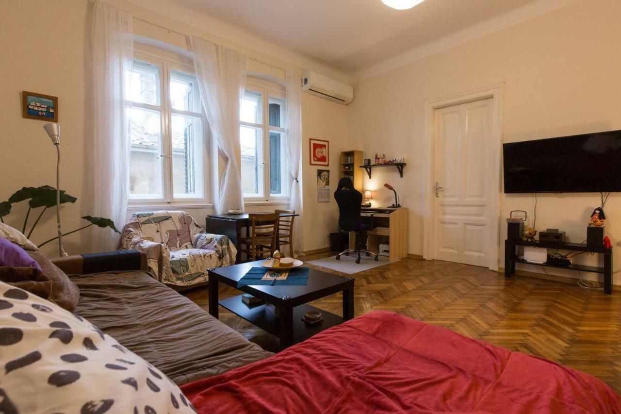 Central, Fully Equipped 2 Bedroom Flat غييكا المظهر الخارجي الصورة